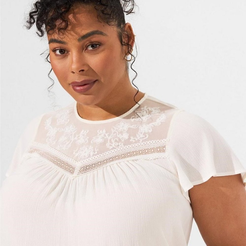 Torrid - Washable Crinkle Gauze Flutter Sleeve Lace Mix Top in Pristine White‍‍﻿